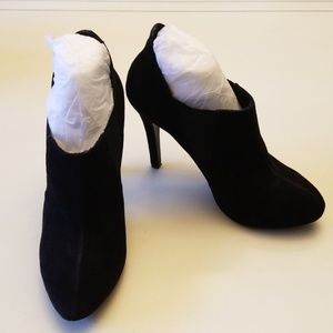 BCBG black suede booties 5" heel sz 8.5